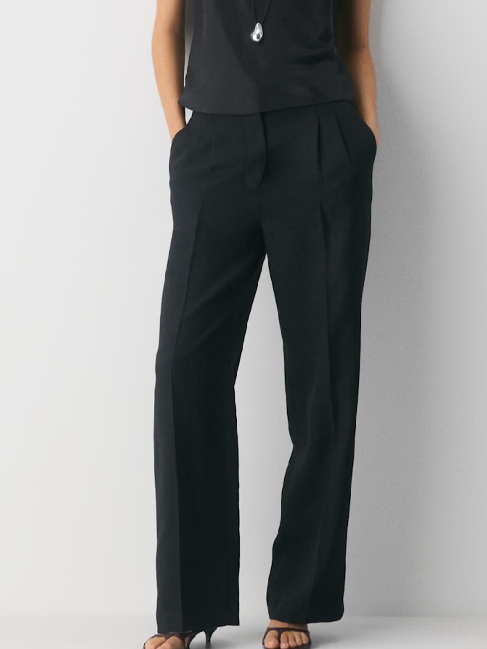 Aritzia the effortless pants Black Wide-Leg Pleated Trousers size 14